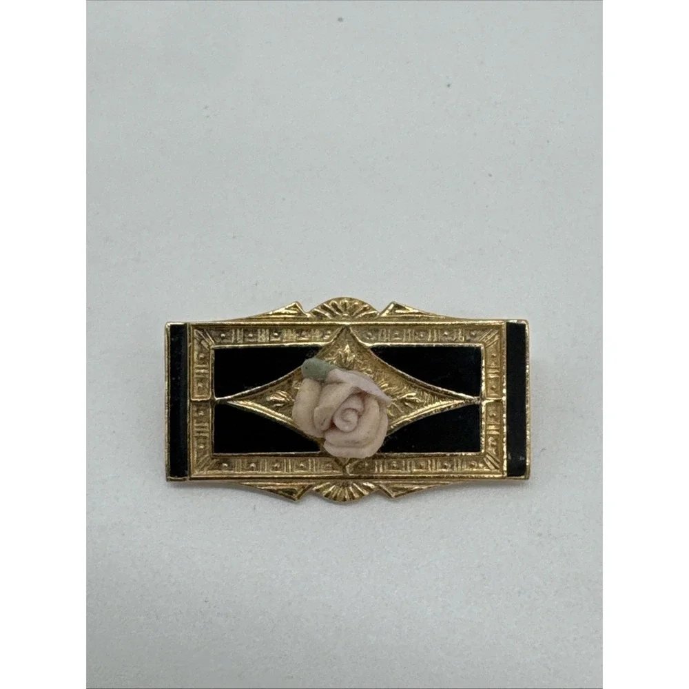 - Victoria Rose oval Pin - Gold Tone with pink Ceramic rose